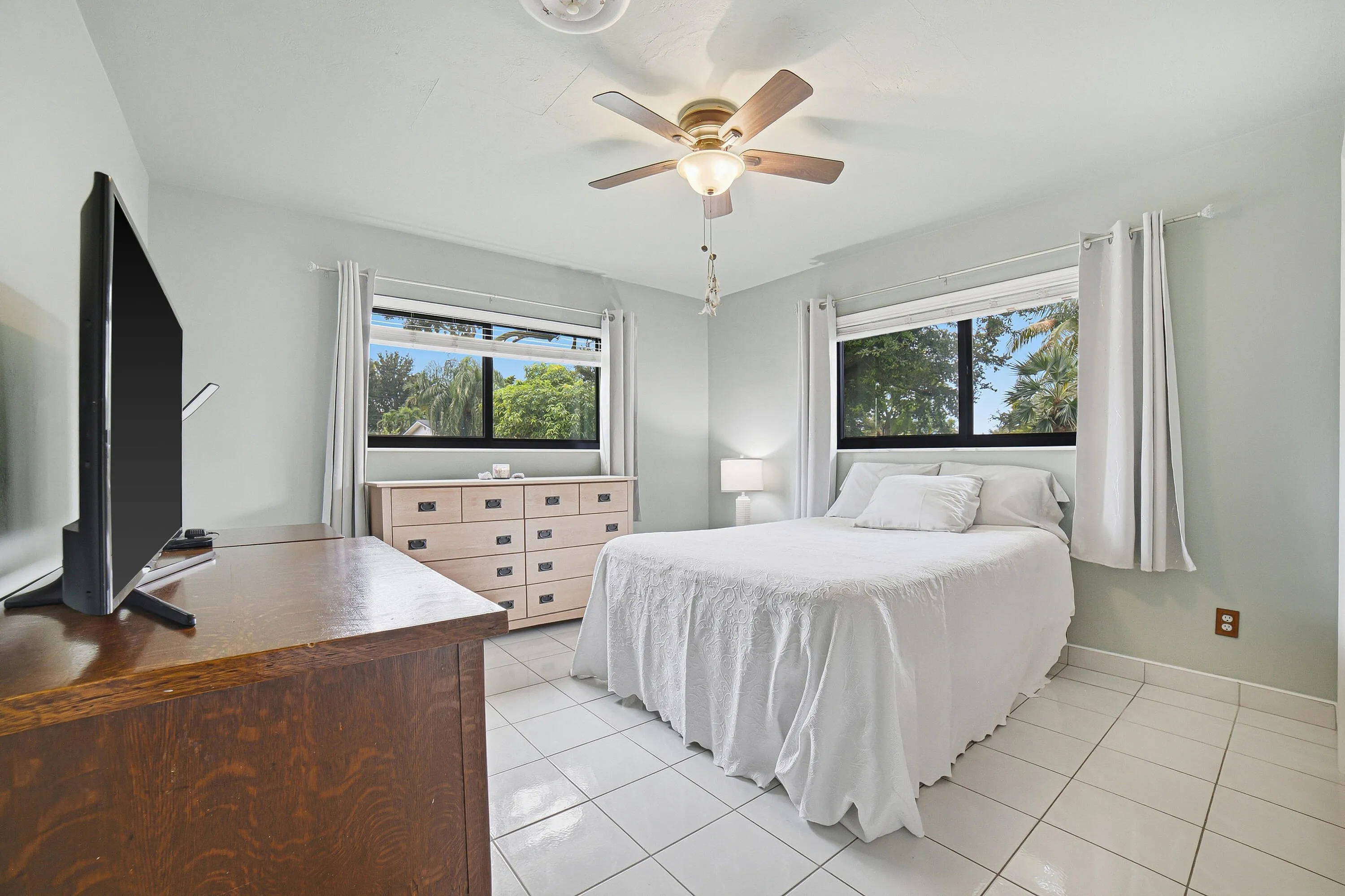 10-Bedroom2