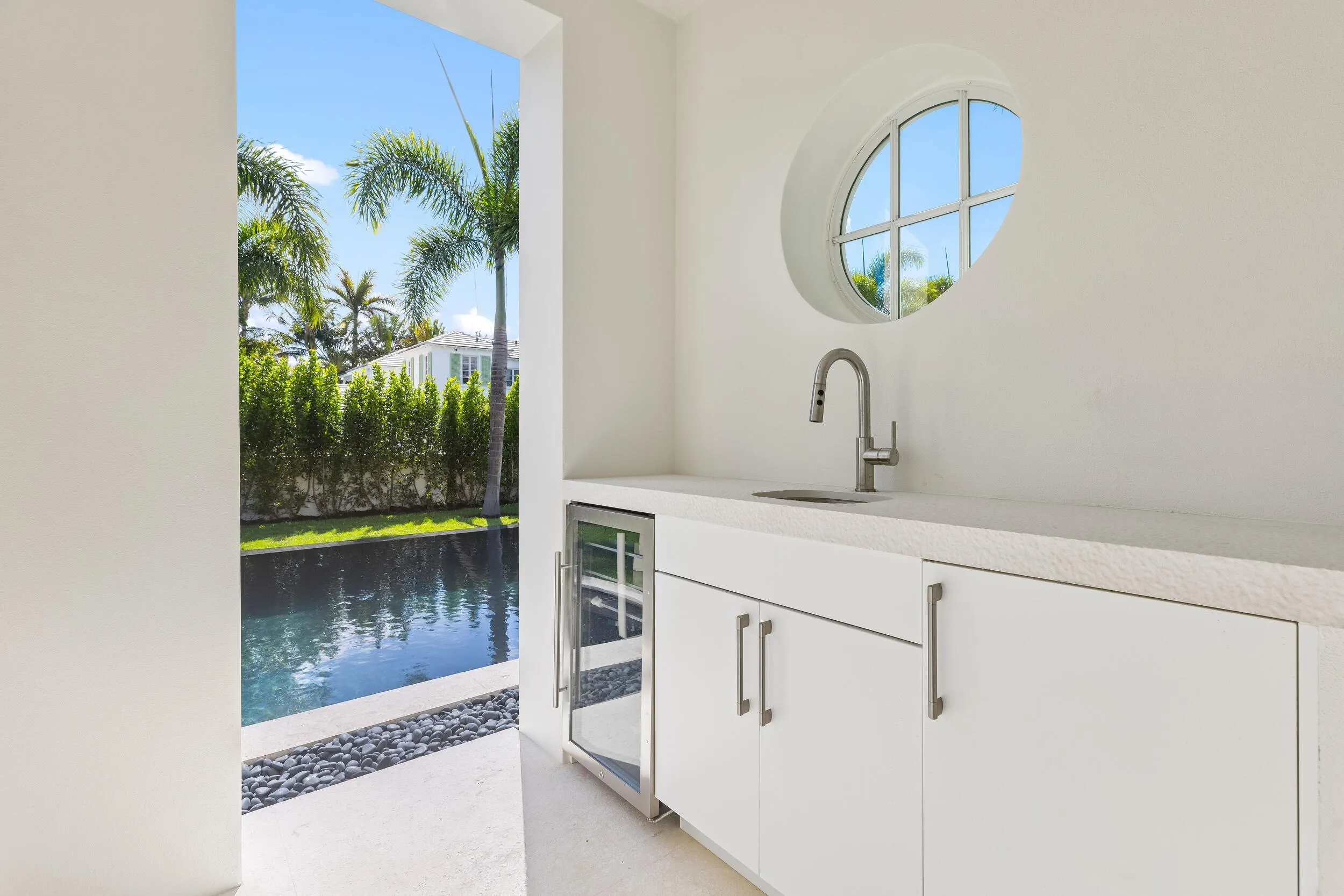 Cabana Wet Bar to Pool