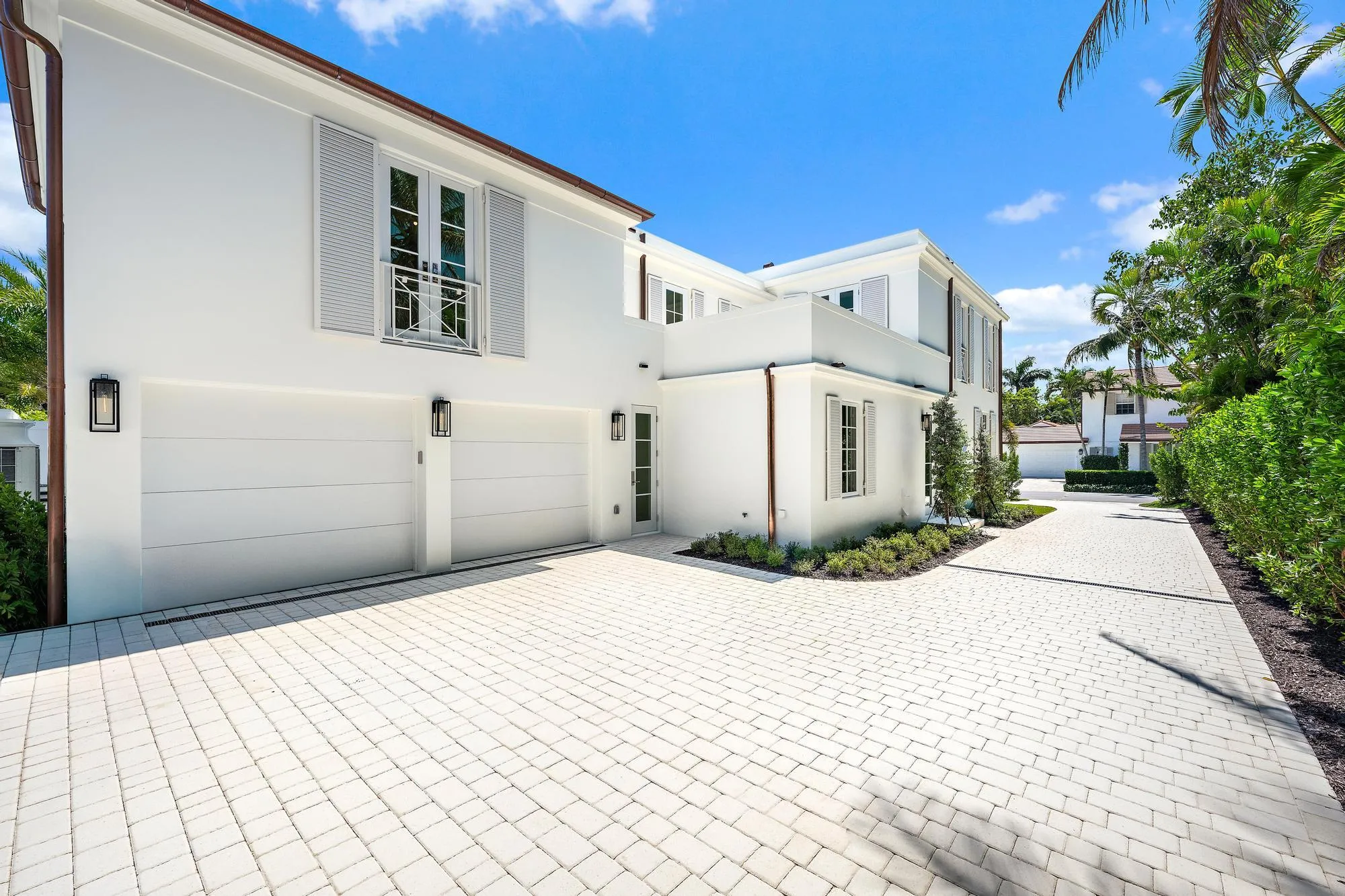 Side Driveway to Garage