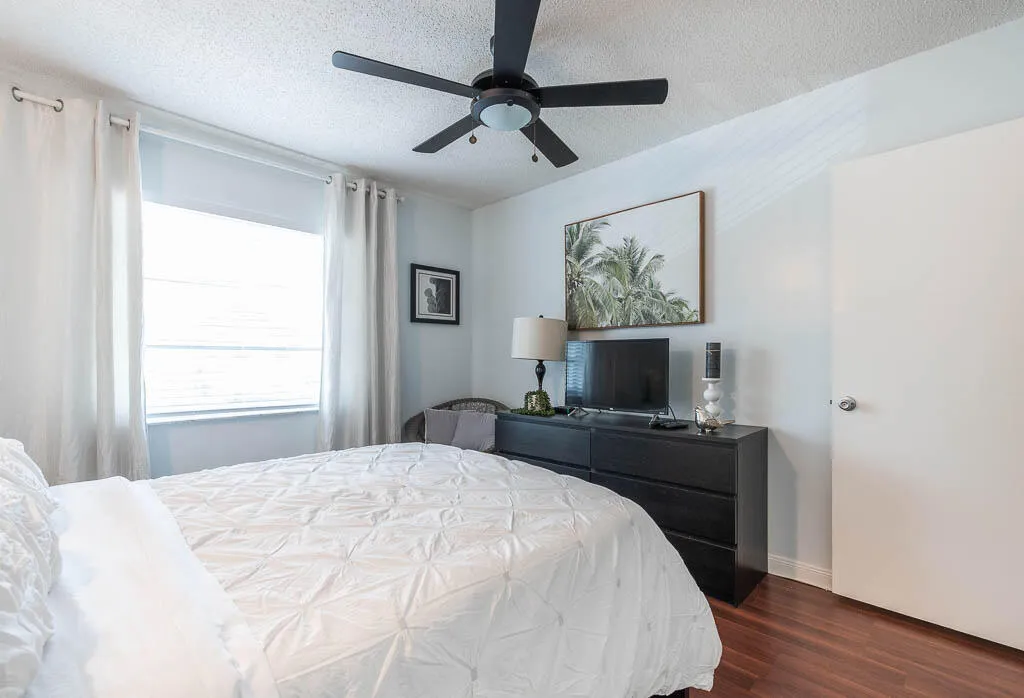 20230917-6550 S Oriole Blvd 202-0033