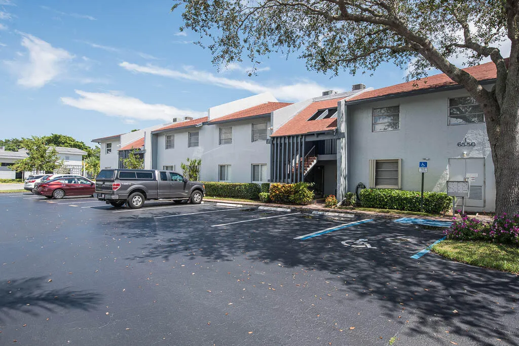 20230917-6550 S Oriole Blvd 202-0002