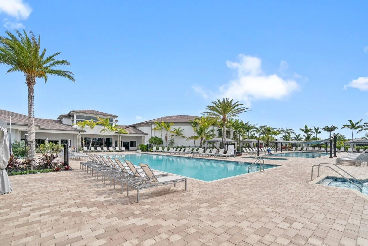 Valencia Grand Amenities