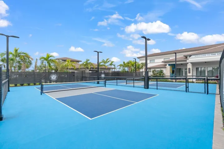 Valencia Grand Amenities