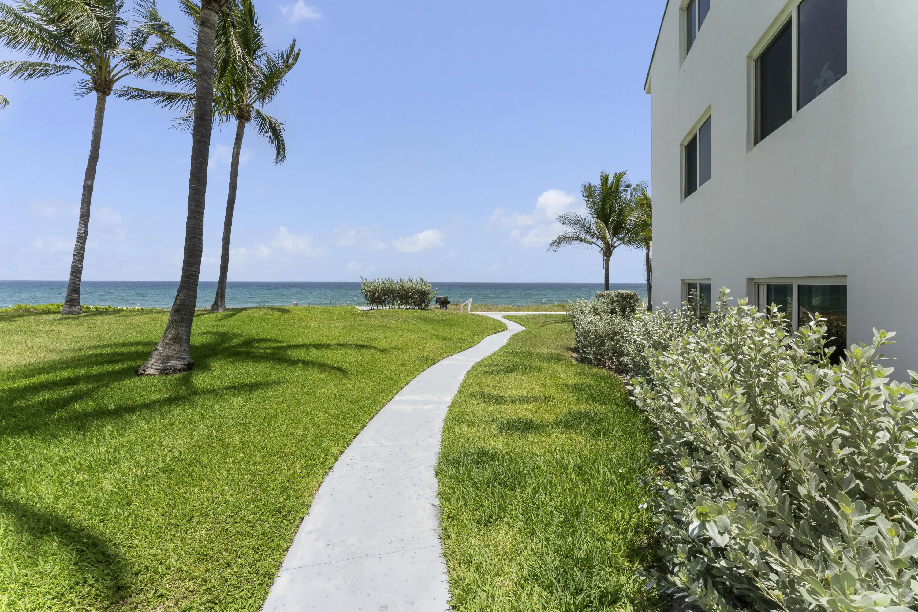 1041 Hillsboro Mile Apt 5-24