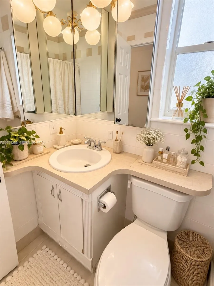 Select photos have been digitally enhanced/virtually edited for presentation. Property features and dimensions should be independently verified.