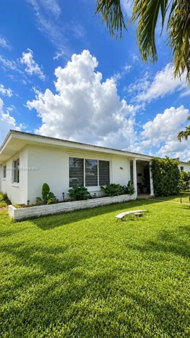 Select photos have been digitally enhanced/virtually edited for presentation. Property features and dimensions should be independently verified.