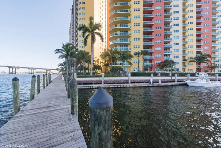 26_2650LakeShoreDr_Unit101_124_Dock_HiRe