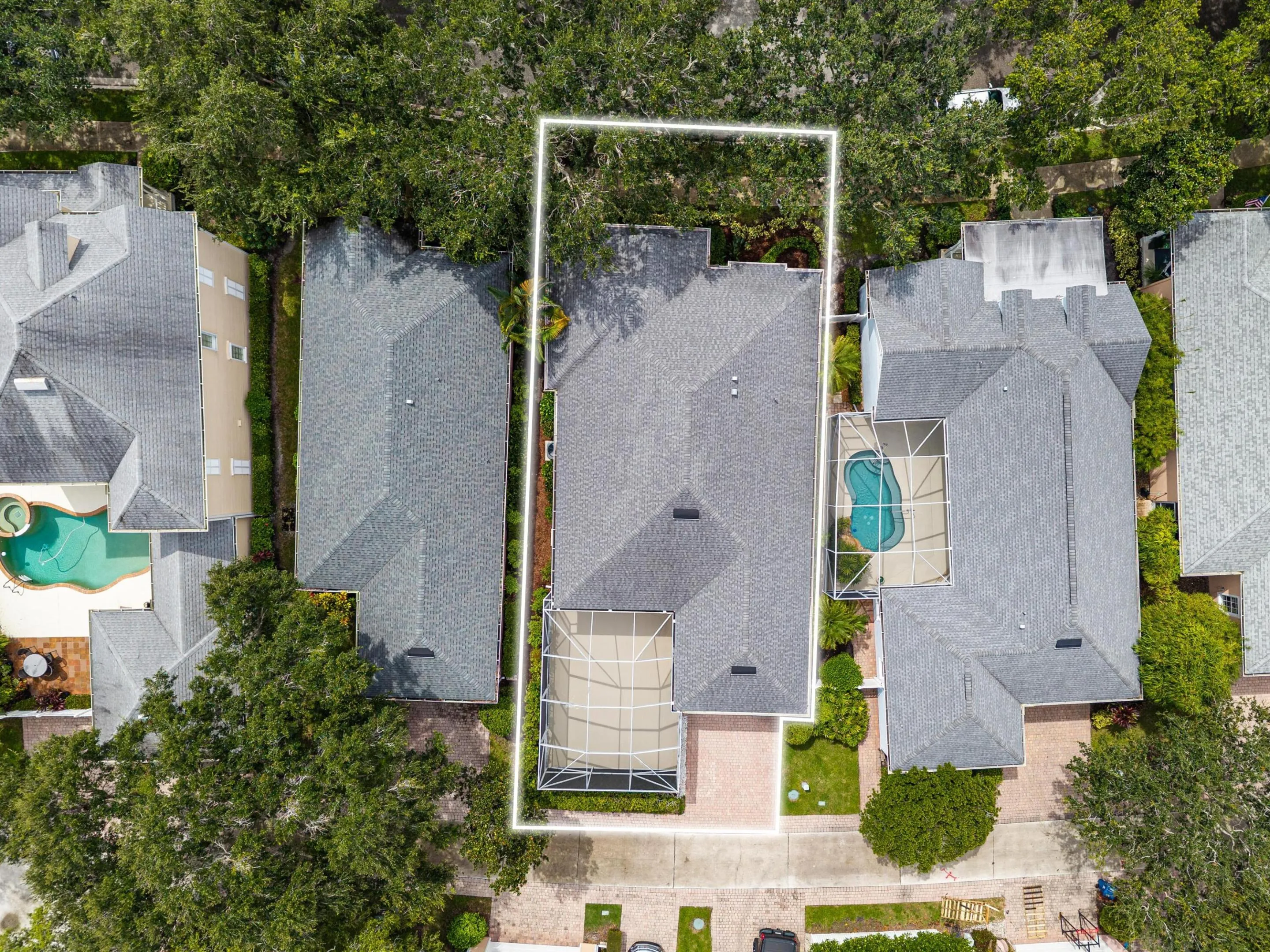 Overhead aerial with lot lines showing the full homesite and screened patio