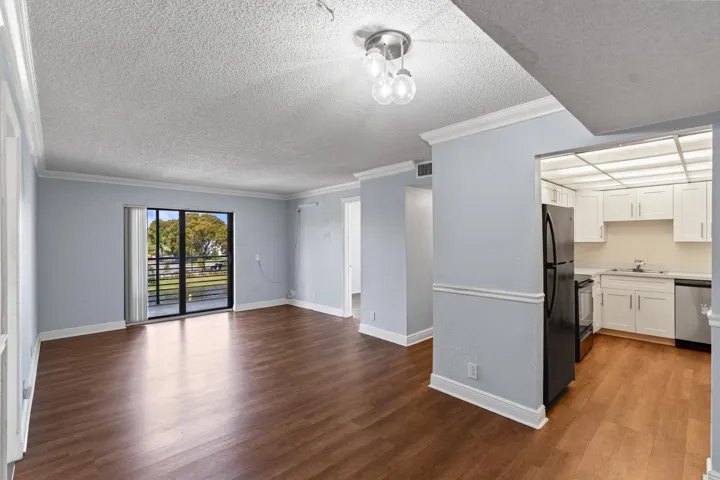 Kitchen/Living Room Area