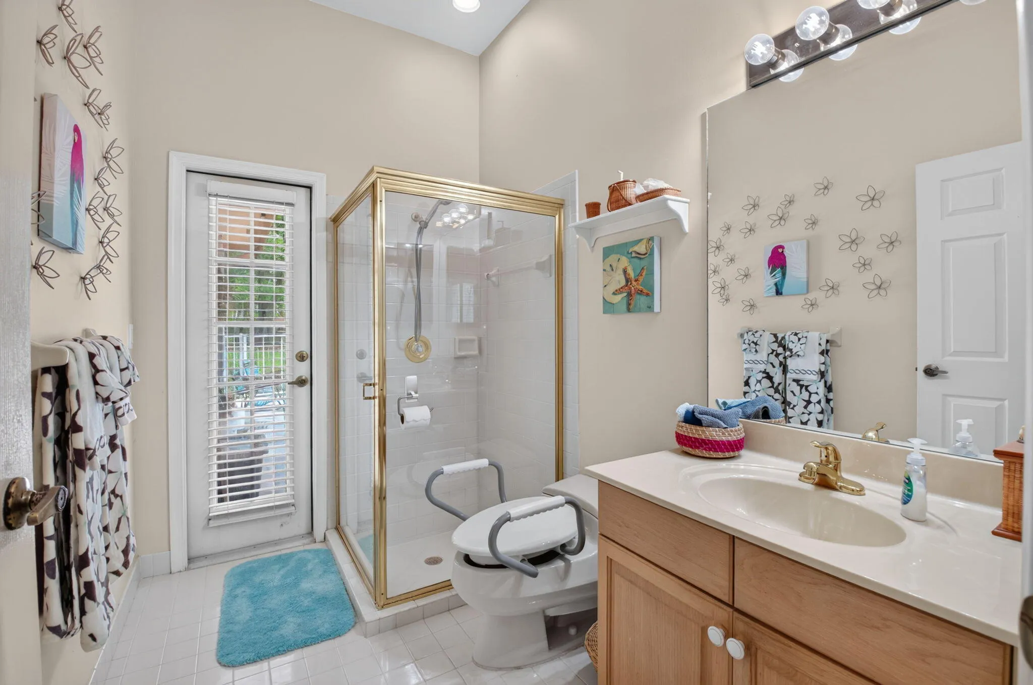 Full guest cabana bath