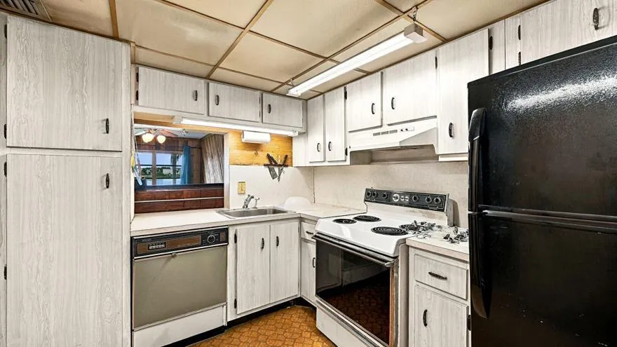 Ceiling Fan, Drop Ceiling, Vinyl Floor, Pass Through Window, Vinyl Floor