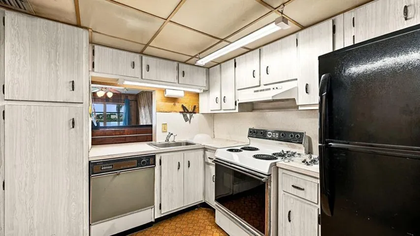 Ceiling Fan, Drop Ceiling, Vinyl Floor, Pass Through Window, Vinyl Floor