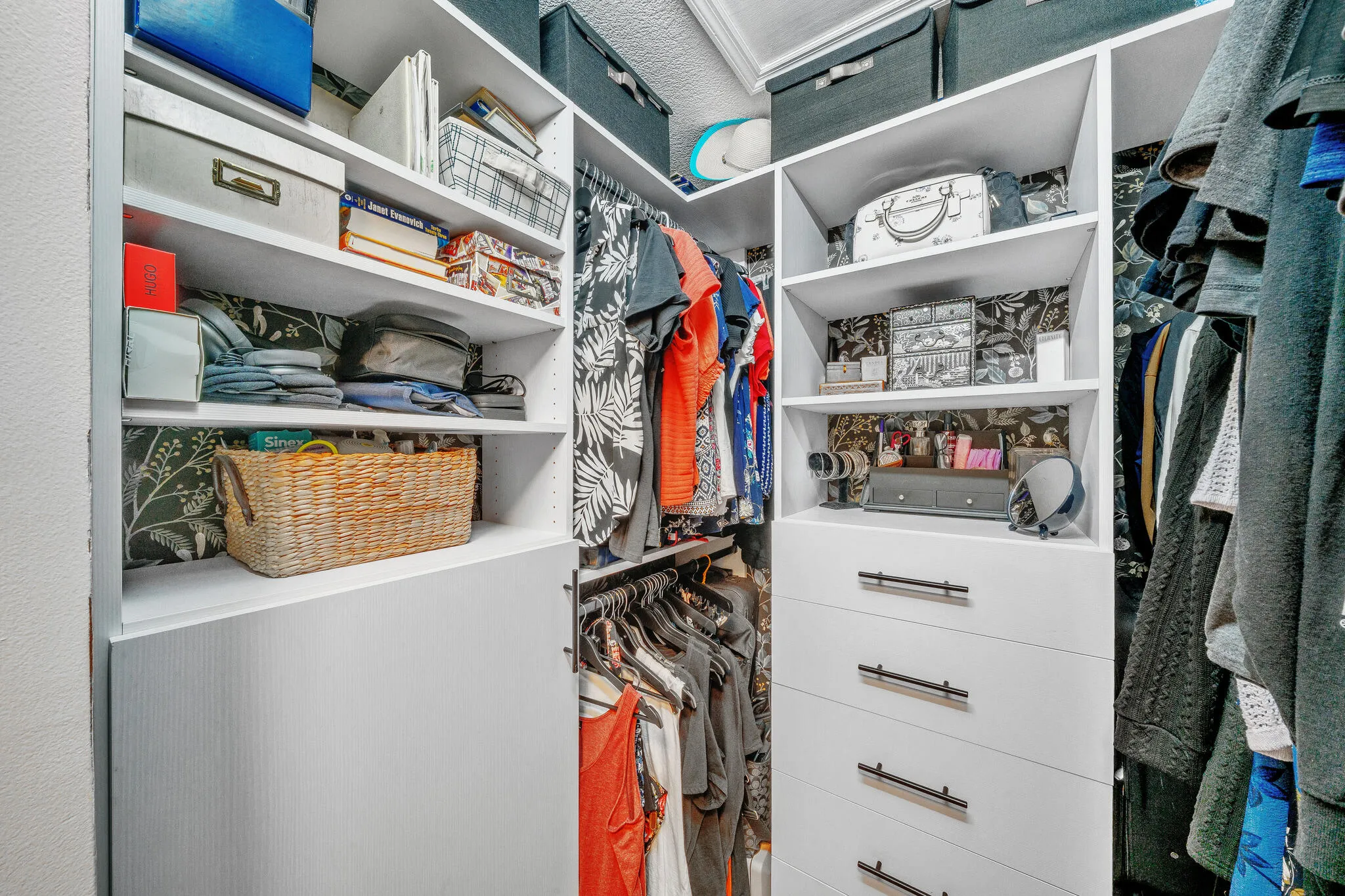 13 Walk--In Closets (3)