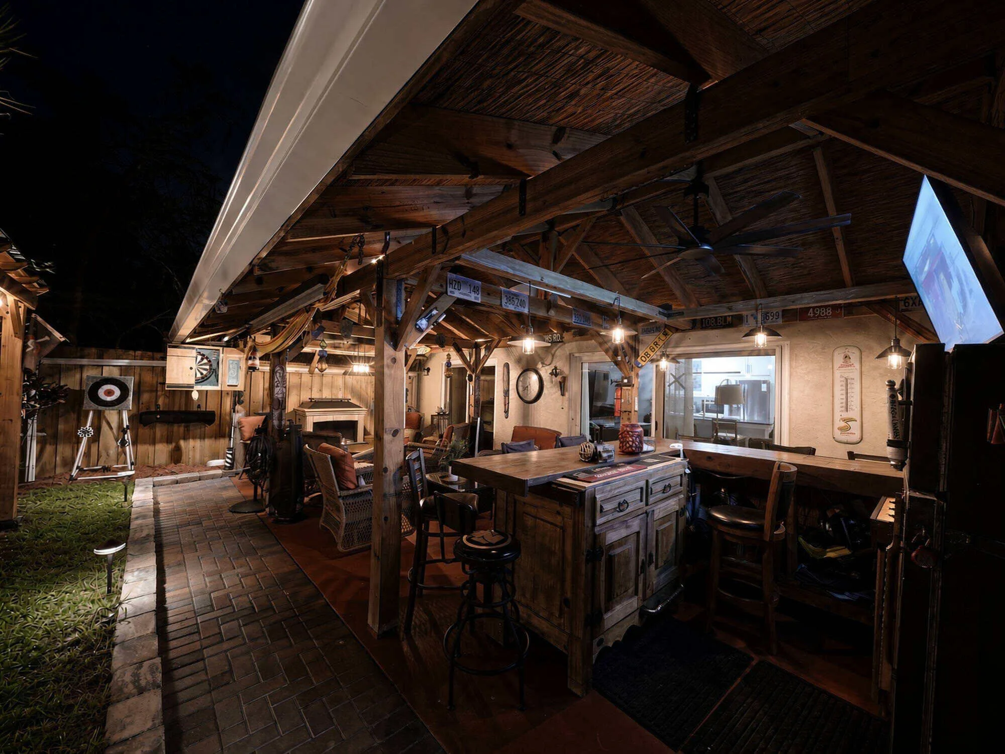 8 Backyard Bar and Grill (12)