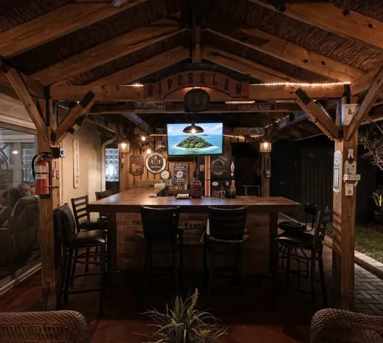8 Backyard Bar and Grill (8)