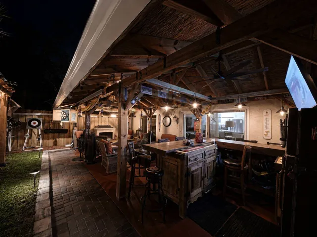 8 Backyard Bar and Grill (12)