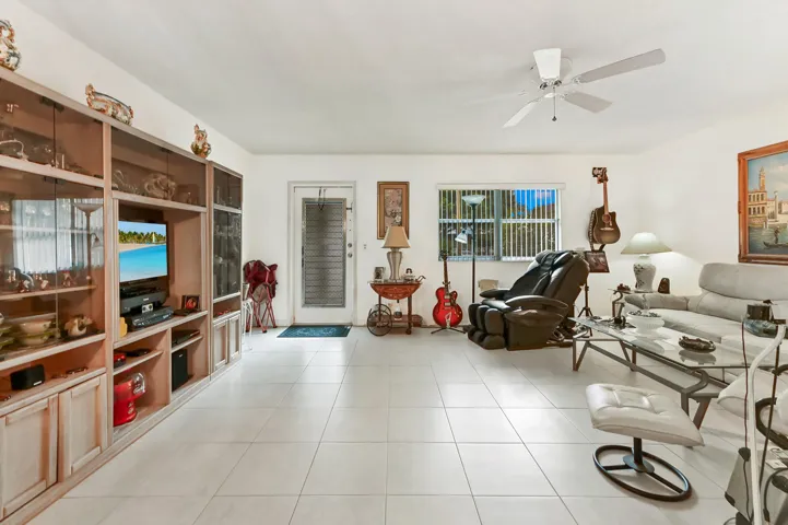 07 Living room 04