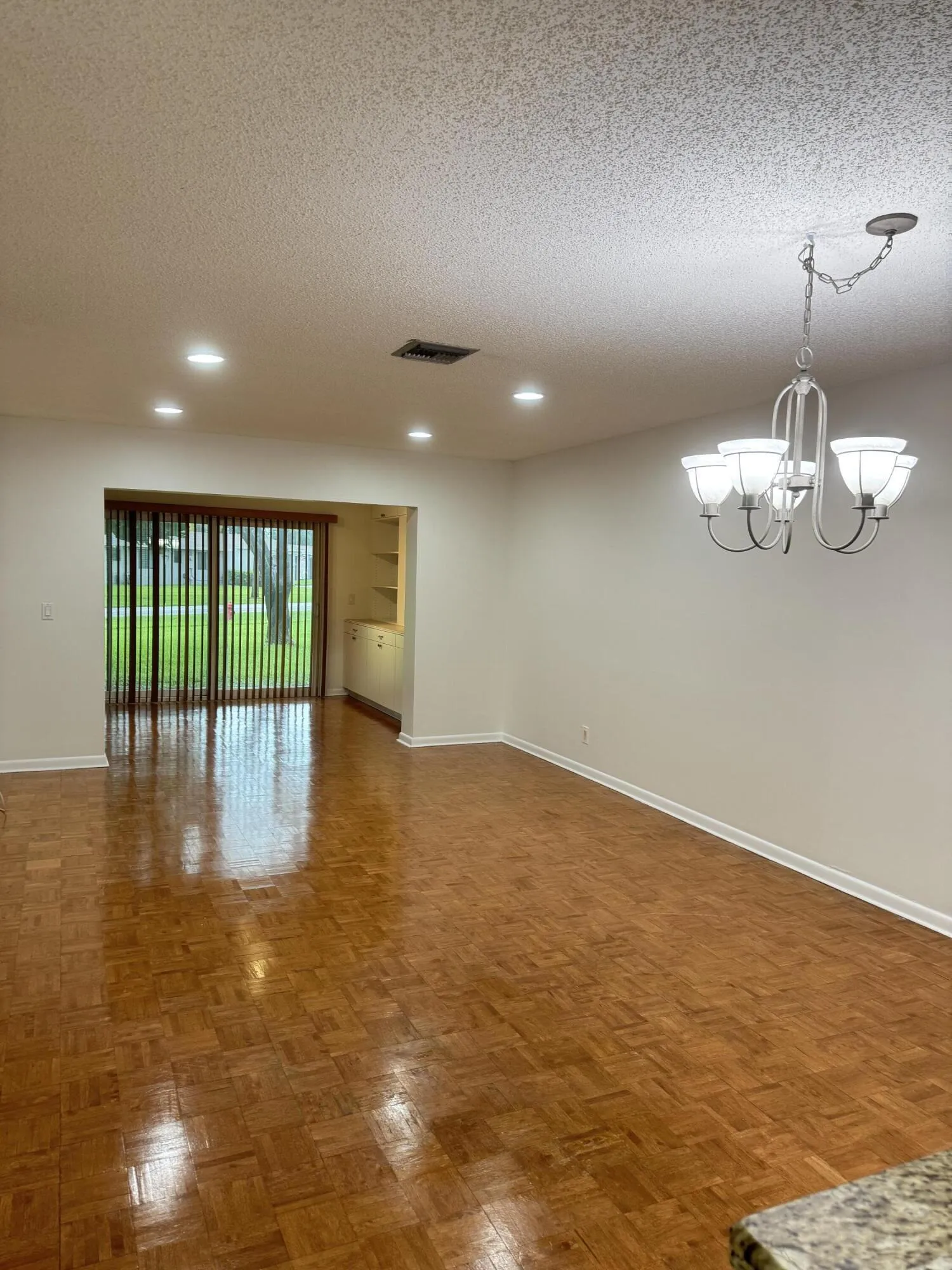 DINING ROOM/LIVINGROOM