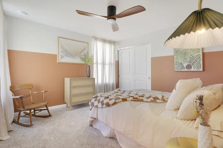 Coral bedroom with ceiling fan