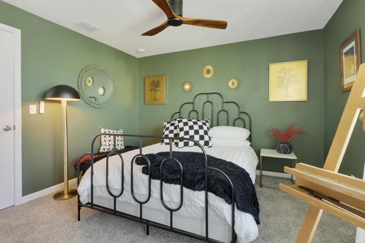 Green bedroom, third angle