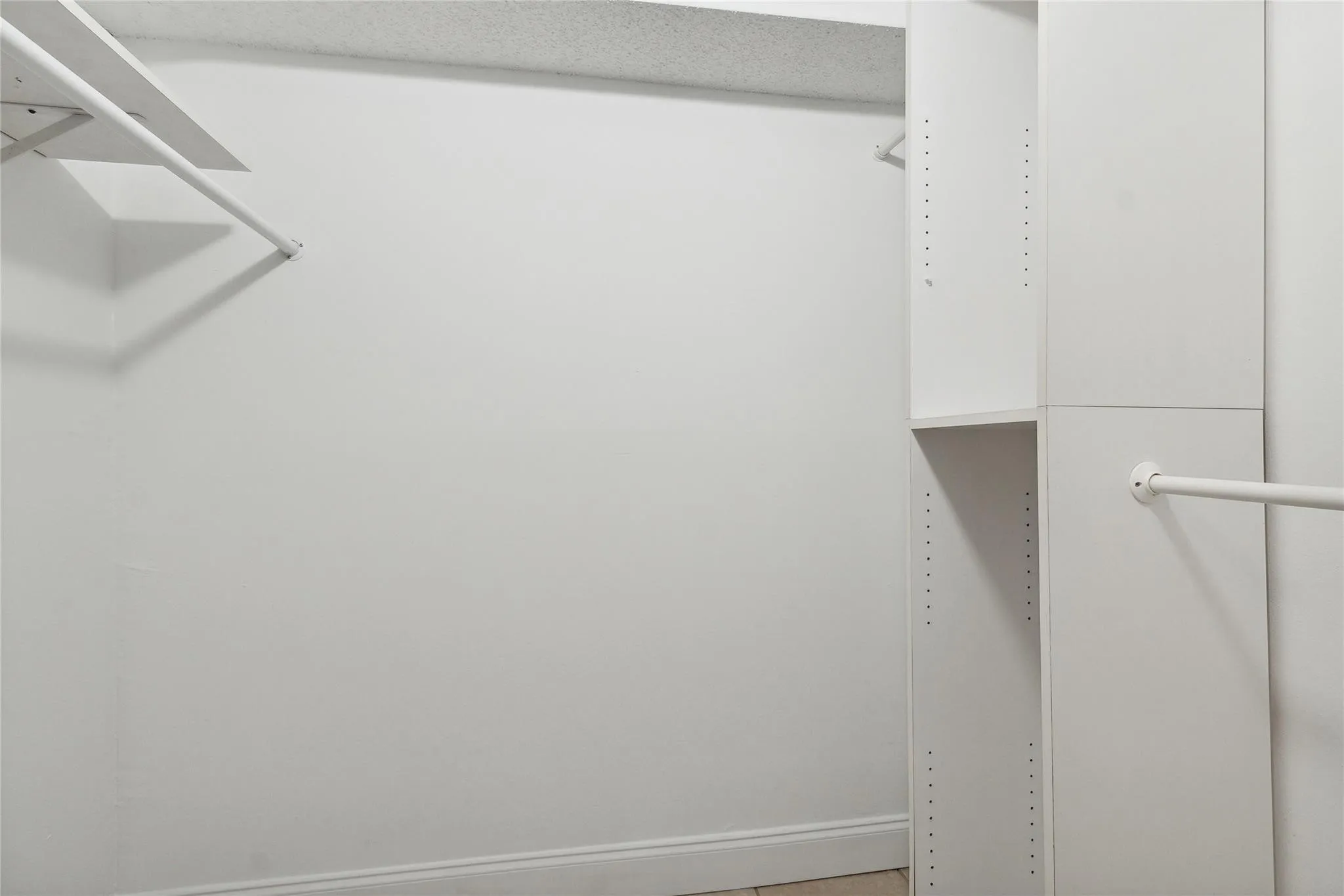 Bedroom has 2 walk in closets