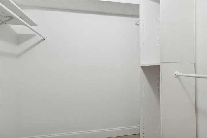 Bedroom has 2 walk in closets