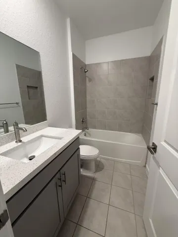 Bath 3 w tub