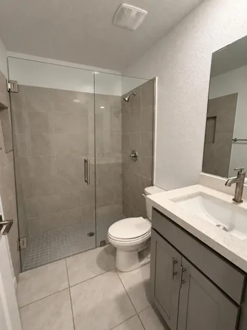 downstairs bath with shower door