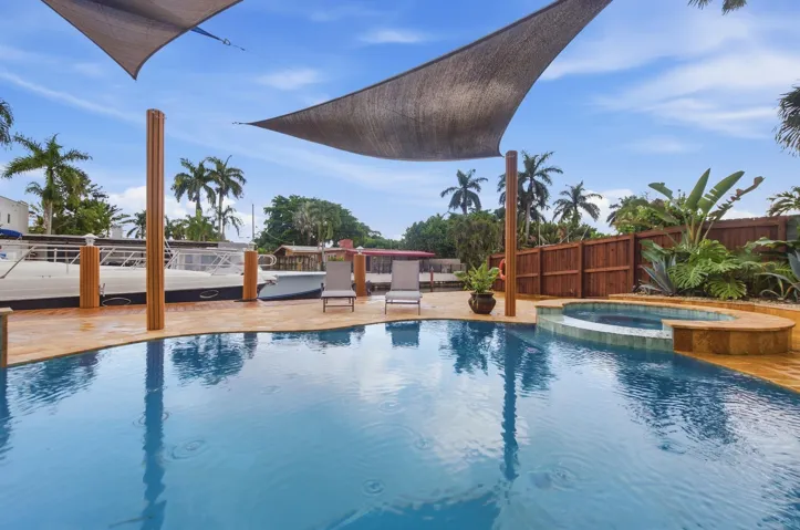 Free-form swimming pool with integrated spa