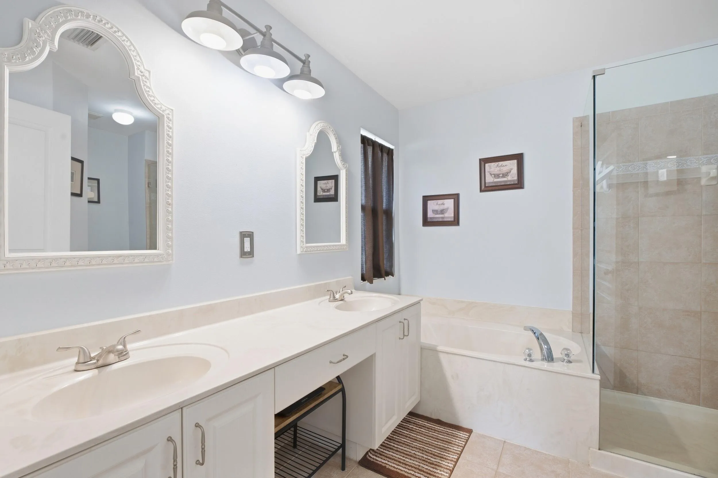 Double sinks & Roman Tub