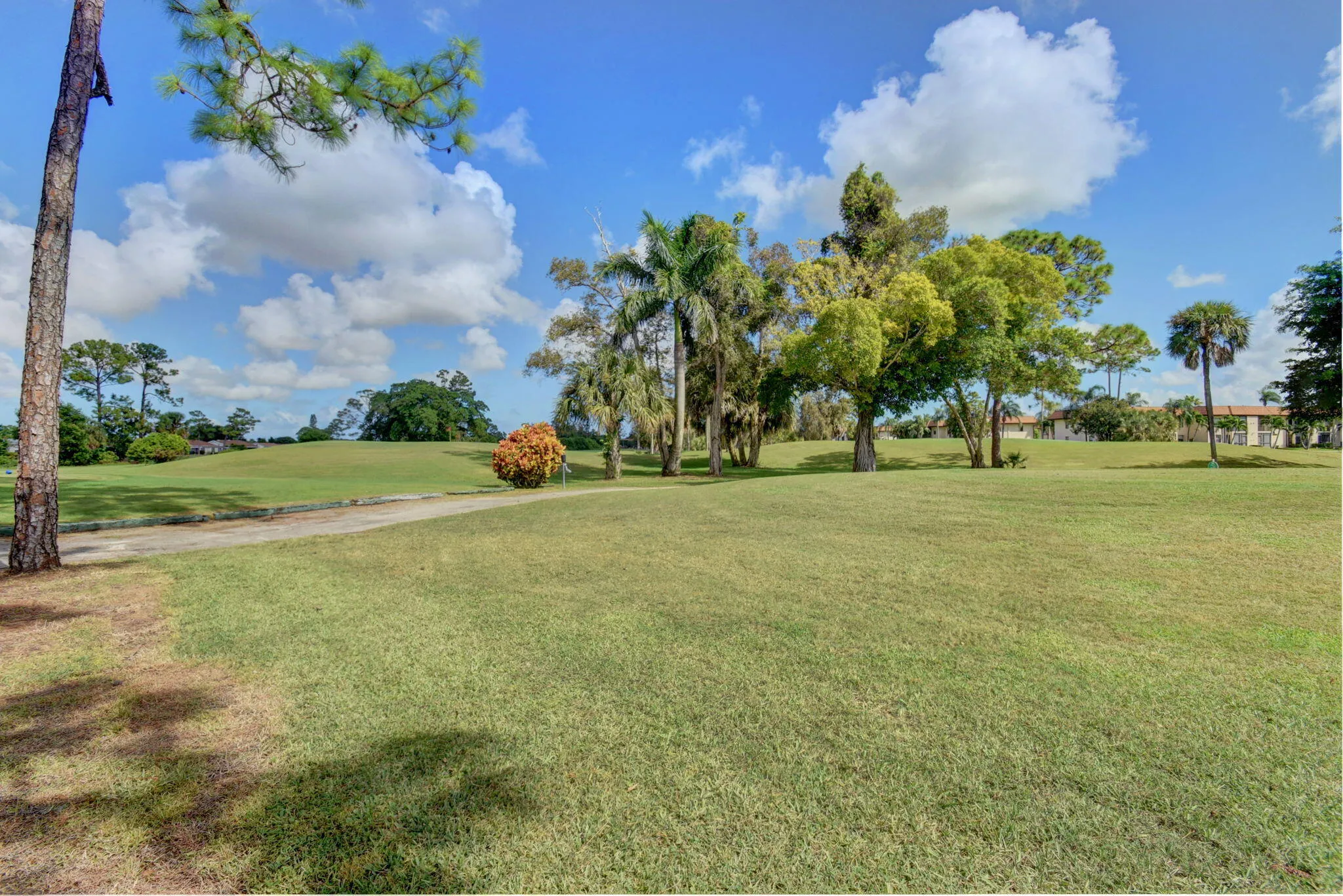 52-web-or-mls-Lucerne Pointe main clubho