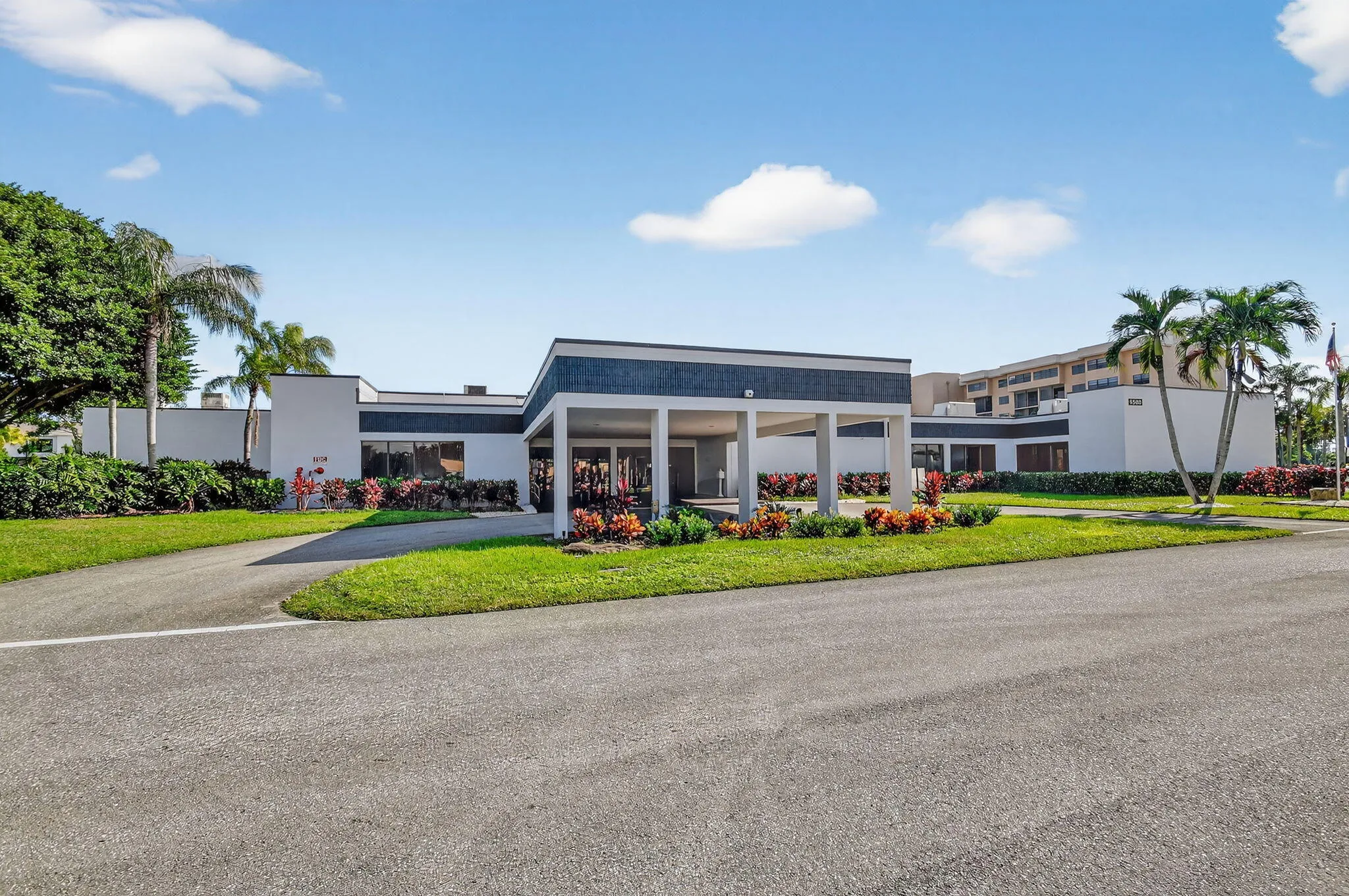 46-web-or-mls-Lucerne Pointe main clubho