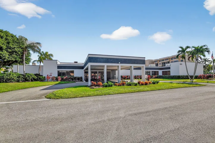 46-web-or-mls-Lucerne Pointe main clubho