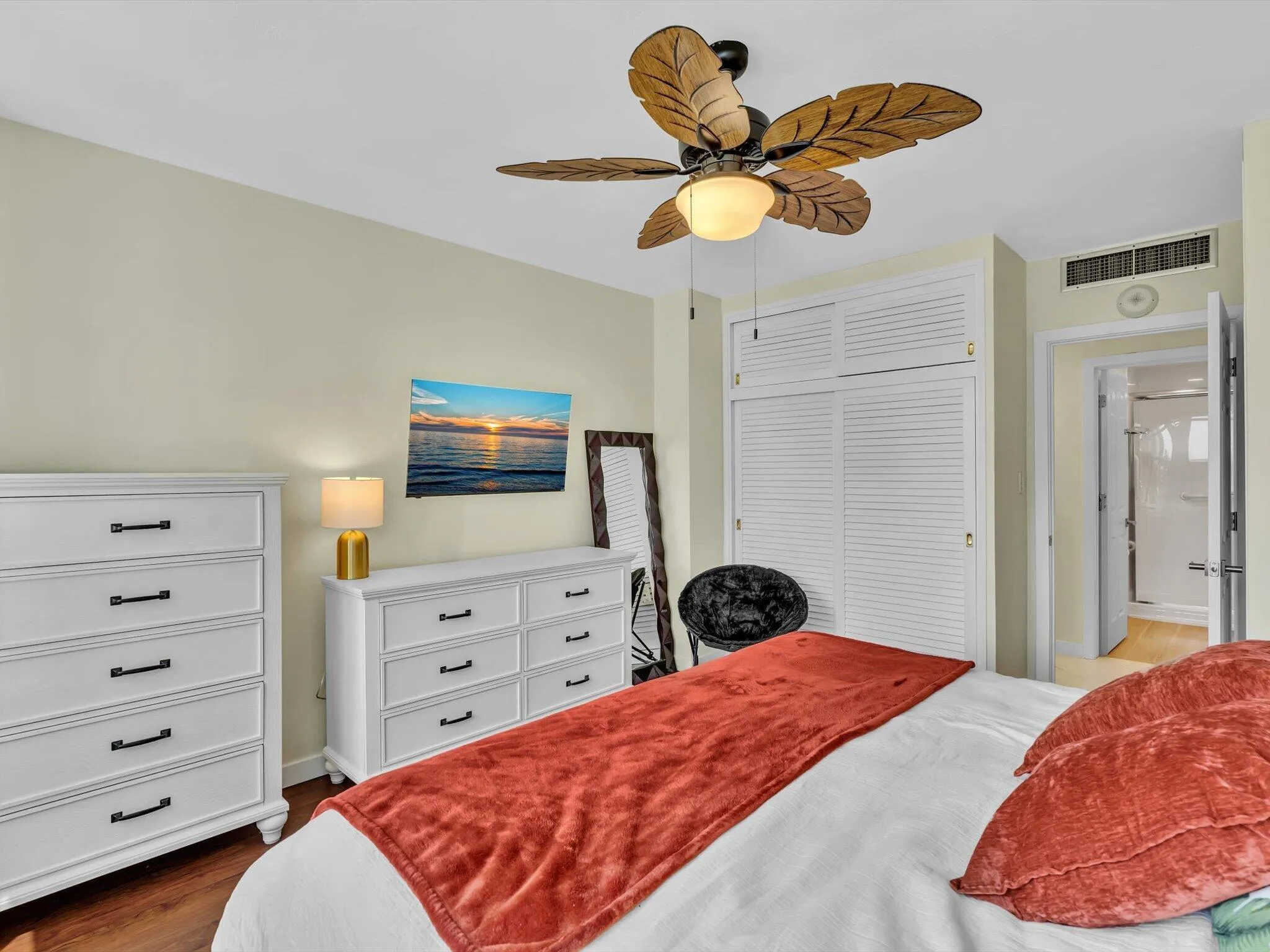 King size bed plus sitting area
