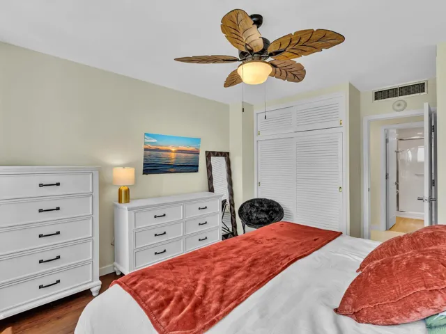 King size bed plus sitting area