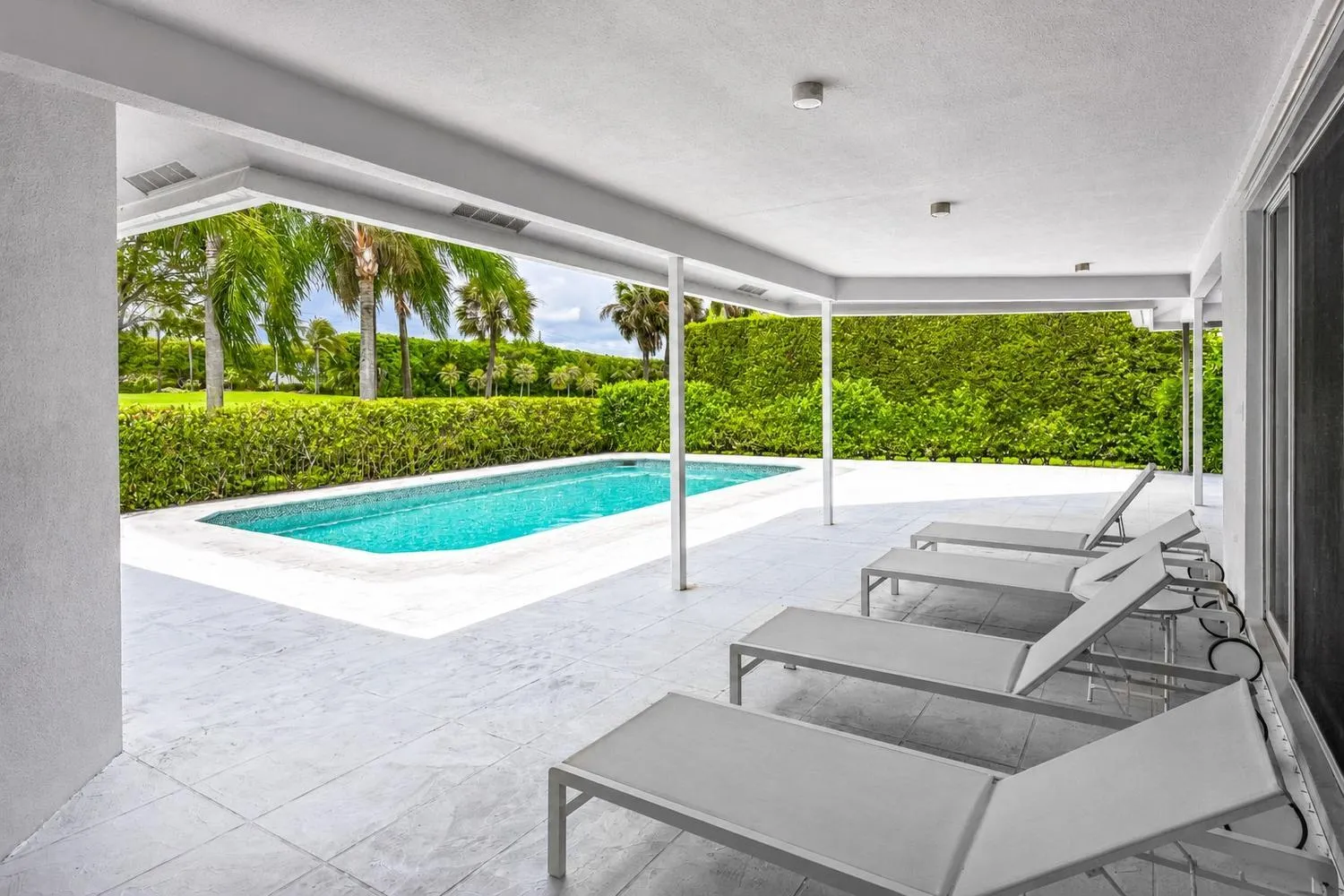 pool/covered loggia