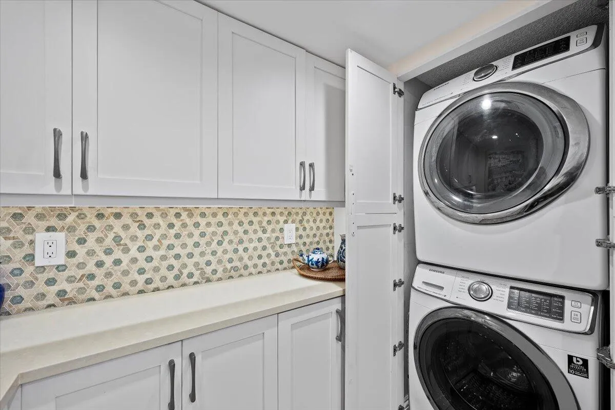 Washer/Dryer in Kitchen