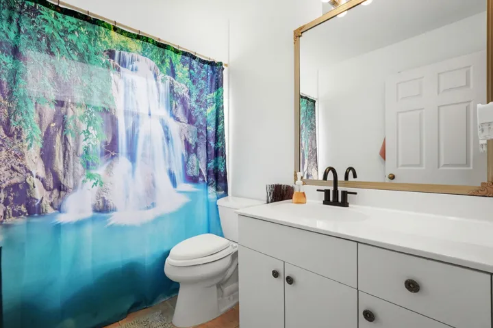 20 Bathroom 01