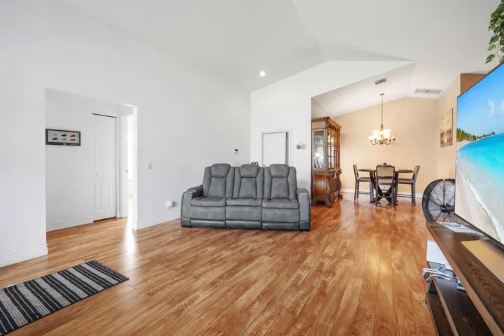 06 Living room 02