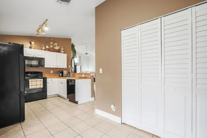 16 Kitchen 06