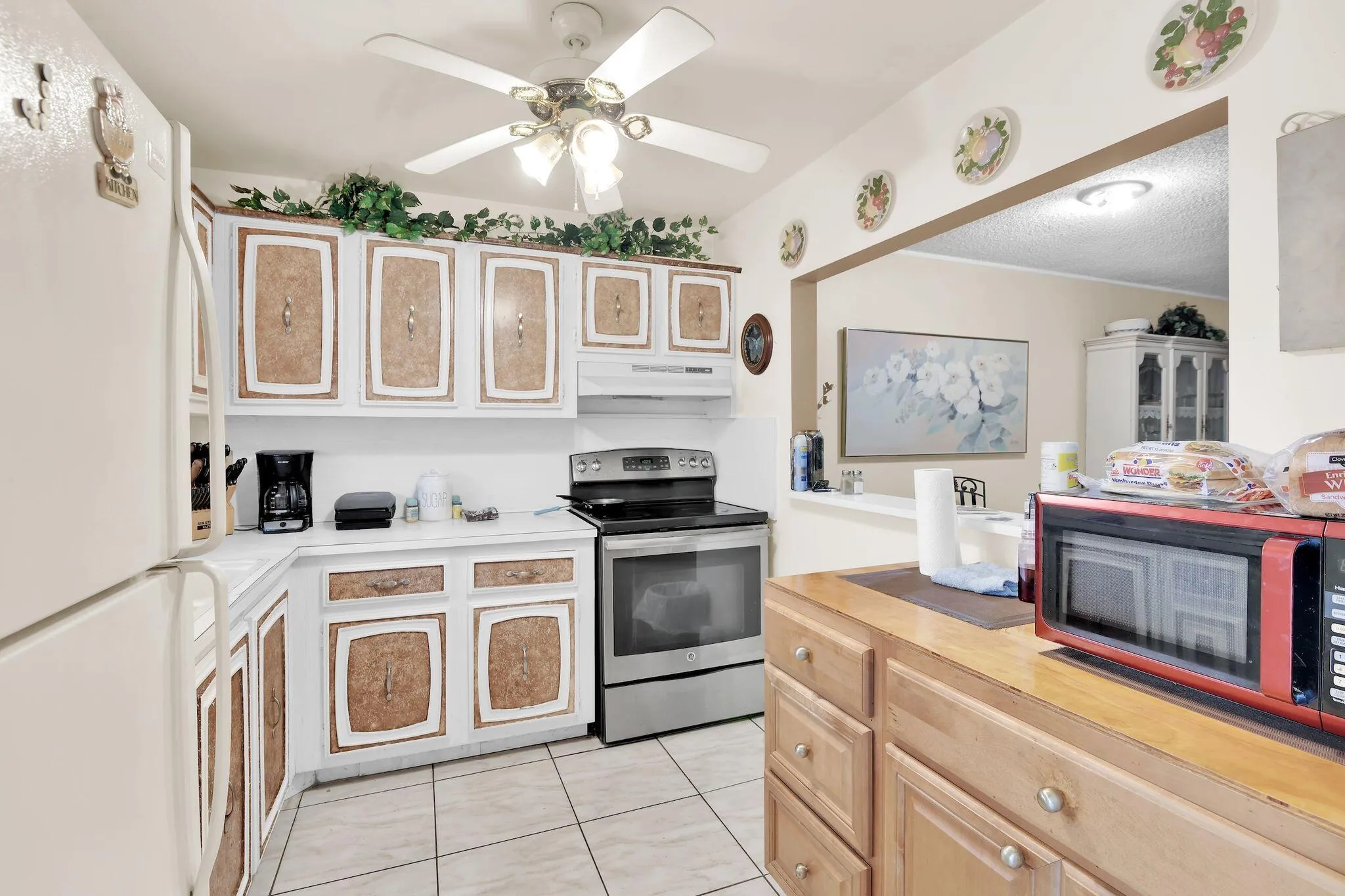 711 Lori Dr 204 Kitchen pic 1