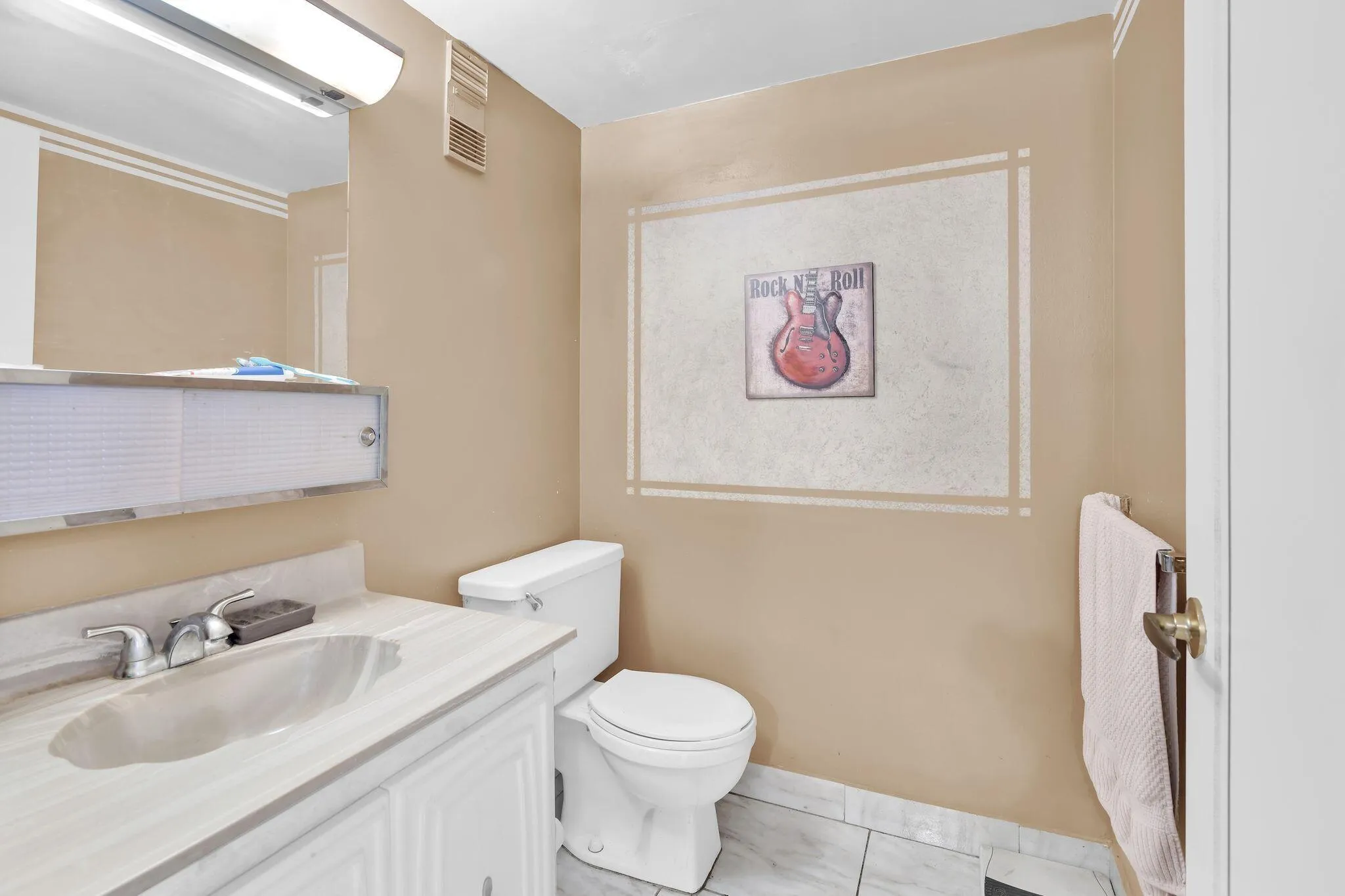 711 Lori Dr 204 half bath room