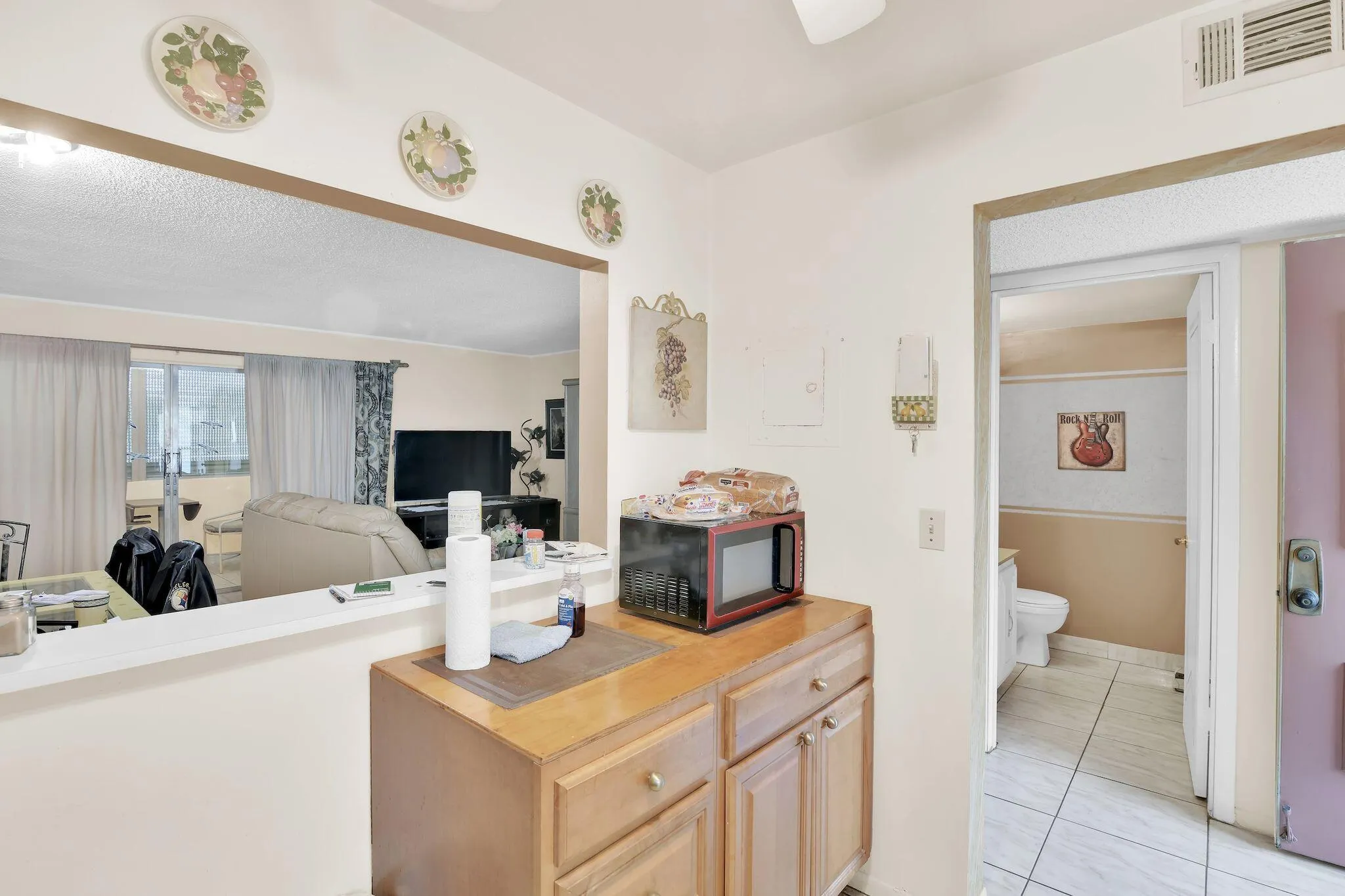 711 Lori Dr 204 Kitchen pic 3