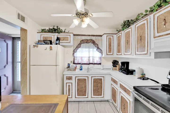 711 Lori Dr 204 Kitchen pic 2