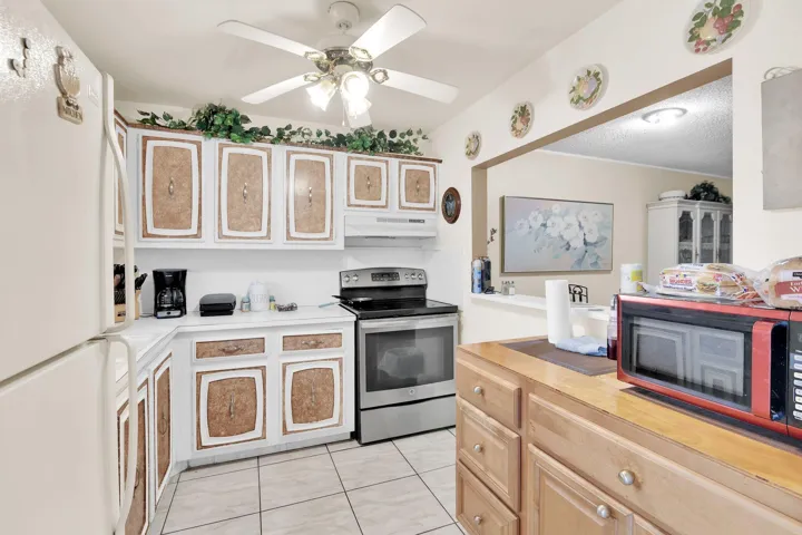 711 Lori Dr 204 Kitchen pic 1