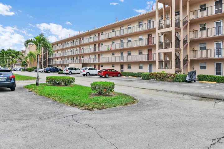 711 Lori Dr 204 Building