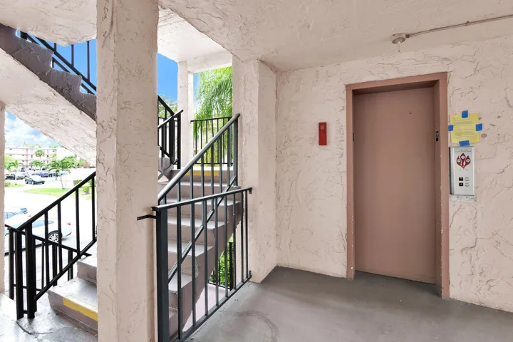 711 Lori Dr 204 Elevator