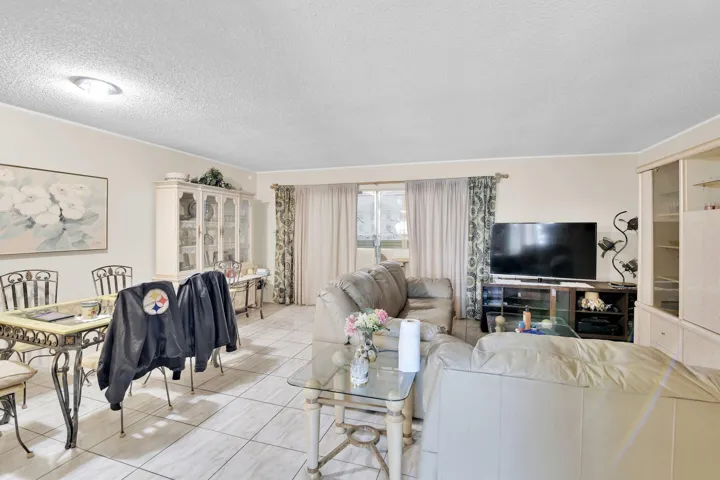 711 Lori Dr 204 Livingroom 2