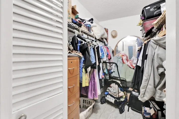 711 Lori Dr 204 walk in closet