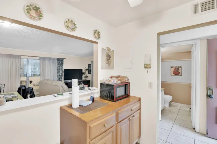 711 Lori Dr 204 Kitchen pic 3